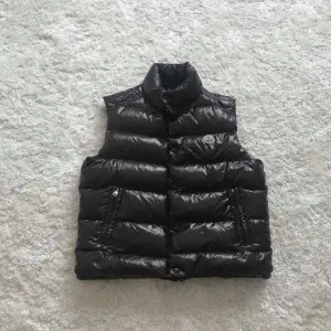 Selling my moncler gilet  Can fit sizes Large 🚨 I only sell authentic 🚨 Message for any more info