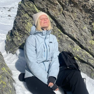 Skidjacka Helly Hansen - Helly Hansen Alphelia Lifaloft Jacket  Strl M, men liten i storleken så känns mer som S.  Med ficka för liftkort, varmare ficka på bröstet för mobilen och toppen kvalitet.  Använd men i gott skick  Köptes för 6000