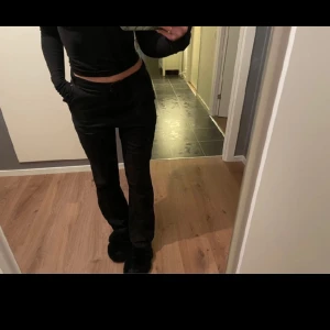 Kostymbyxor  - Fina midwaist kostymbyxor😍 Köpte på Vinted men passade tyvärr inte mig😢🩷lånade bilder💞