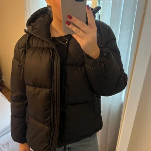 Hm jacka  - Den populära hm dunjacka. Använd ett fåtal tillfällen 