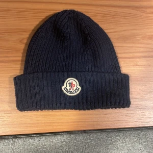 Moncler mössa  - Moncler mössa,   Original pris 2200kr 9/10 condition 