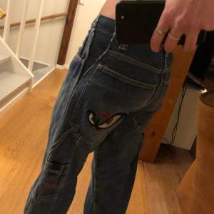 No fear cargo jeans som är i bra skick men jag har sytt ut dem runt midjan 