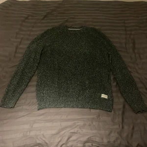 Stickad tröja - Oanvänd, lite större i storlek