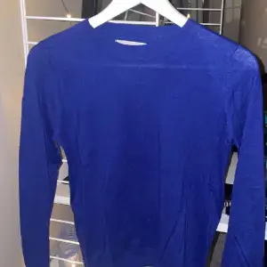 En jätte fin blå tröja som är så skön och fin säljer den pågrund av att den inte kommer till andvänding. Passar en som har 146/152 men också en som har S