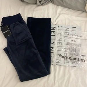 Juicy Couture byxor - Säljer mina helt nya Juicy Couture byxor köpta på Nelly, provade en gång men annars helt oanvända. Anledningen till att jag säljer är för att de tyvärr är för små. Färgen Night sky och storlek XS🩷Ny pris 1199 kr