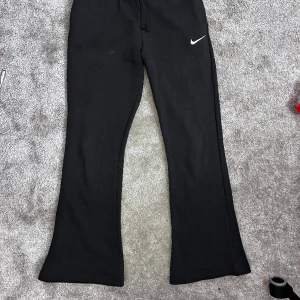 Nike mjukisar / träningsbyxor  - Mjukisar från nice bootcut, använda 1 gång  Nypris 500