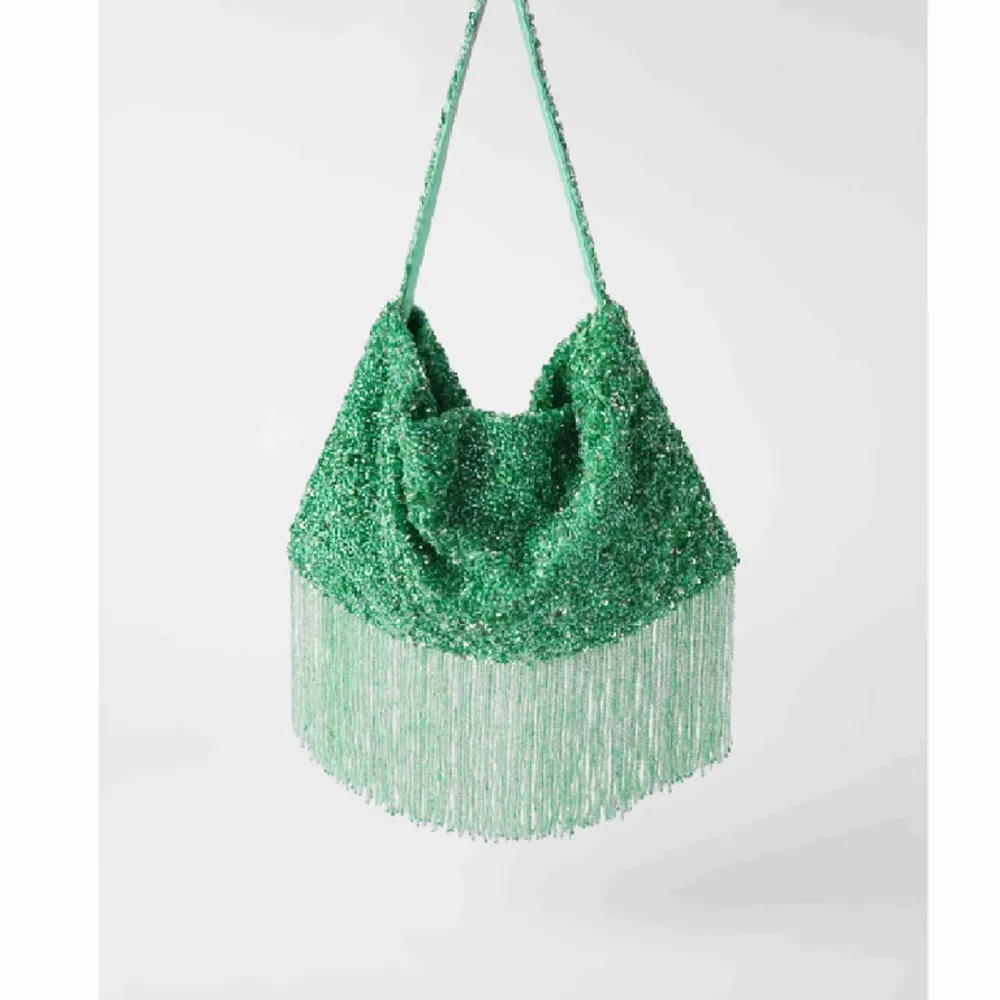Säljer denna as coola väskan från zara, det är samma som den gröna fast denna är vart och silver💗💗 obs vissa pärlor har trillat av pga användning på handtaget💗 . Accessoarer.