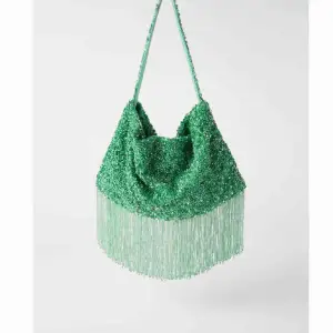 Säljer denna as coola väskan från zara, det är samma som den gröna fast denna är vart och silver💗💗 obs vissa pärlor har trillat av pga användning på handtaget💗 