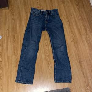 Mörkblåa jeans från zara i storlek 38. Använda 1 gång
