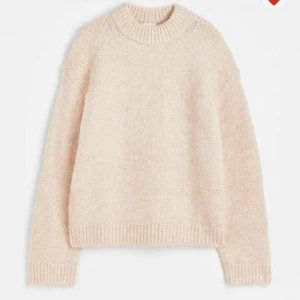 Stickad tröja, Hm - Väldigt fin stickad tröja i en ljusrosa färg. Inte använd så mycket och i väldigt gott skick. Sjukt bra kvalité. Nypris: 350kr 