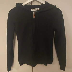 Stickad zip hoodie - Jättefin stickad zip hoodie. Den är från William de faye i stl S, men passar också Xs. Köpt för nåt år sedan på afound. Den är lite nopprig. 