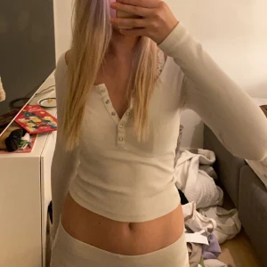 Långärmad tröja  - Väldigt fin tröja med fin passform. Den går att välja hur mycket man vill ha stängt då man kan knäppa den. Den är väldigt stretchig och därmed formar jätte fint. Skriv gärna vid fler funderingar eller fler bilder💗inga defekter!