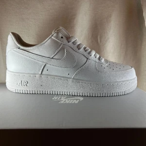 Air force 1 - Hej, säljer mina air force 1 eftersom de inte passar mig. Är storlek 42,5 men passar även 43