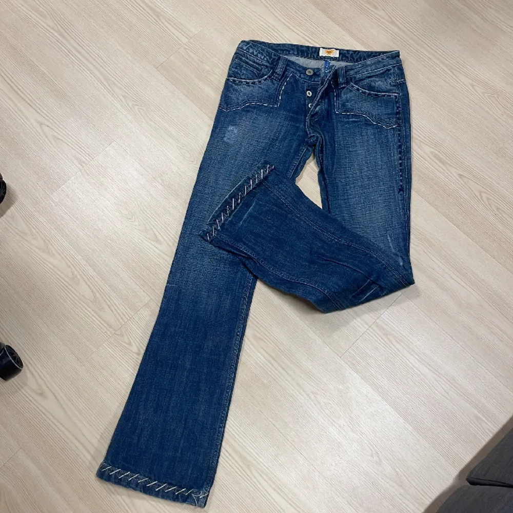 As snygga lågmidjade jeans köpta här på plick men tyvärr för små därav inga bilder på!❤️😔midjemåttet: 37cm innebennslängden 82cm. Jeans & Byxor.