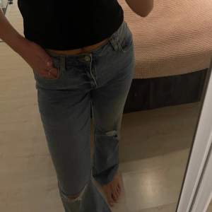 Snygga bootcut jeans från Zara i storlek 38. Helt nya! Aldrig använt. Säljs på grund av att den inte kommer till användning