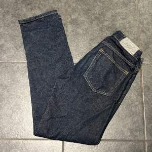 Snygga KARVE jeans som tyvärr inte blir använda längre/ jag är 178-180/ inga anmärkningar/ använda fåtal gånger/ nypris 900 vid snabb affär 299/ W 28 brukar ha W 30-32 (stora i storleken) 