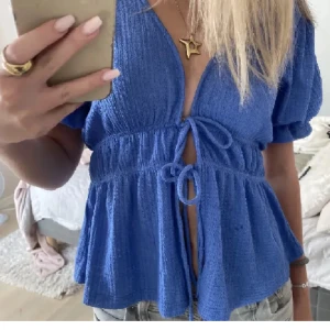 Blus  - Söt blus från Gina, köpt för ett tag sen men den har inte kommit till användning💓(lånad bild) skriv för egna