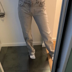 gråa jeans från Gina - Grå raka jeans från Gina tricot