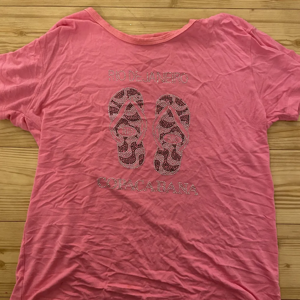 En så söt rosa tröja med rinestones perfekt för alla y2k gurlies 🎀. T-shirts.