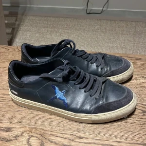 Två arigato skor, båda köpta för 2000 - Har använt en del, men har hållit bra 