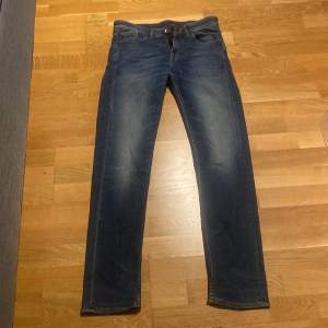 Säljer ett snyggt par tiger of sweden jeans då jag vuxit ur dem. Jeansen är i väldigt bra skick och modellen ”Straight”.