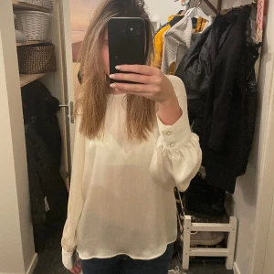 Vit blus - En jättesöt blus från zara!🤭säljer för 250kr+frakt