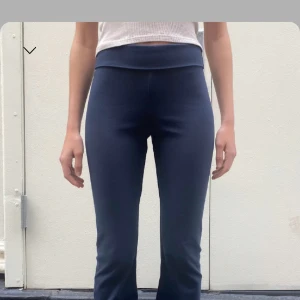 Brandy Melville yoga pants - Använt max 2 gånger, säljes då de är för långa på mig som är 160cm, jättesköna och snygga❣️har ett par svarta till salu med🖤