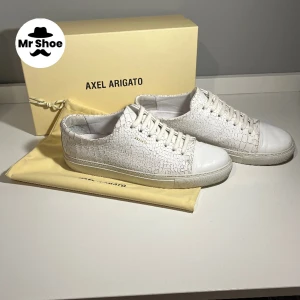 Axel Arigato Cap Toe Crocodile - Tjena! Vi på Mr Shoe säljer ett par Axel Arigato Cap Toe Crocodile för 1299kr| Skornas skick är 9/10| Med skorna medföljer dustbag och skokartong| Nypris ligger på 2600kr