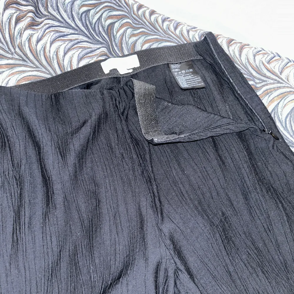 Kommer inte till användning då den är lite för stor. Jättefina svarta byxor som passar perfekt till sommaren med skönt material. . Jeans & Byxor.