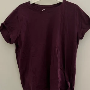 Vinröd T-shirt  - Bra skick, jätte skön