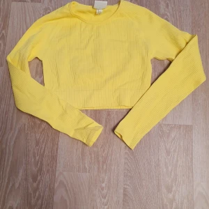 AIMN top - Superfin croptop från Aimn i storlek M. Har matchande tights ute i en annan annons.