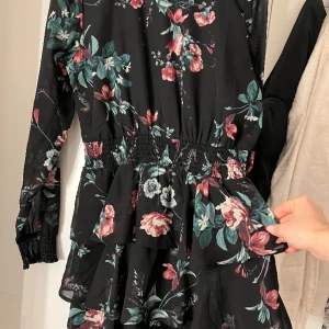 Klänning  - Superfin blommig  klänning med volanger i storlek 170.