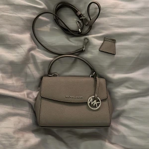 Michael kors väska - Finns tecken på användning men inga större defekter, kan skicka fler bilder vid intresse. 