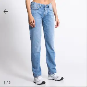 Säljer dessa as fina jeans från lager 157 i modellen Icon som är lågmidjade. De är tyvärr för små för mig och använda ca 3 gånger💗