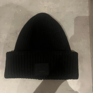 acne mössa  - säljer nu min skit snygga acne mössa eftersom den inte kommer till användning tyvärr 🩷 den är i princip oanvänd och har inga tecken på användning alls 💓