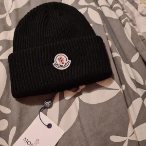 Monclear mössa  - Svart monclear mössa inne!