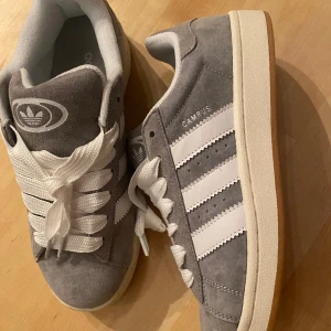 adidas campus 00s grey - Jag säljer domhära nya adidas campus 00s grey! Säljer pga beställde i fel storlek och de är då förstora för mig!! Stl 42💕 Skriv för mer information och bilder!