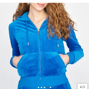Juicy couture Robertson hoodie - Jag som är en Small skulle säga att denna är mer som en S, den sitter perfekt på mig (”tajt” men ändå så man kan röra sig och ha något under) Köpt för 1 år sedan och kommit till användning ändast 1 gång, väldigt ny och fräch bra skick. 