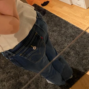 levis bootcut jeans - jättefina 545 jeans från levis som va köpte på secondhand för ca 350kr. står ingen storlek på dom men dom sitter typ som en 36/38. 