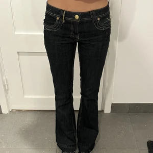 Lågmidjade jeans - Dom perfekta lågmidjade jeansen med guldetaljer och en möjlighet att dra åt där bak som man ser på bilden 😍🙏🌟dom är mörkblåa