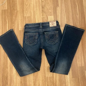 True religion - Säljer nu mina true religion jeans eftersom dom inte används lika mycket längre, enda defekten är att dragkedjan är sönder. Passar mig som är ca 173💕skriv för fler bilder