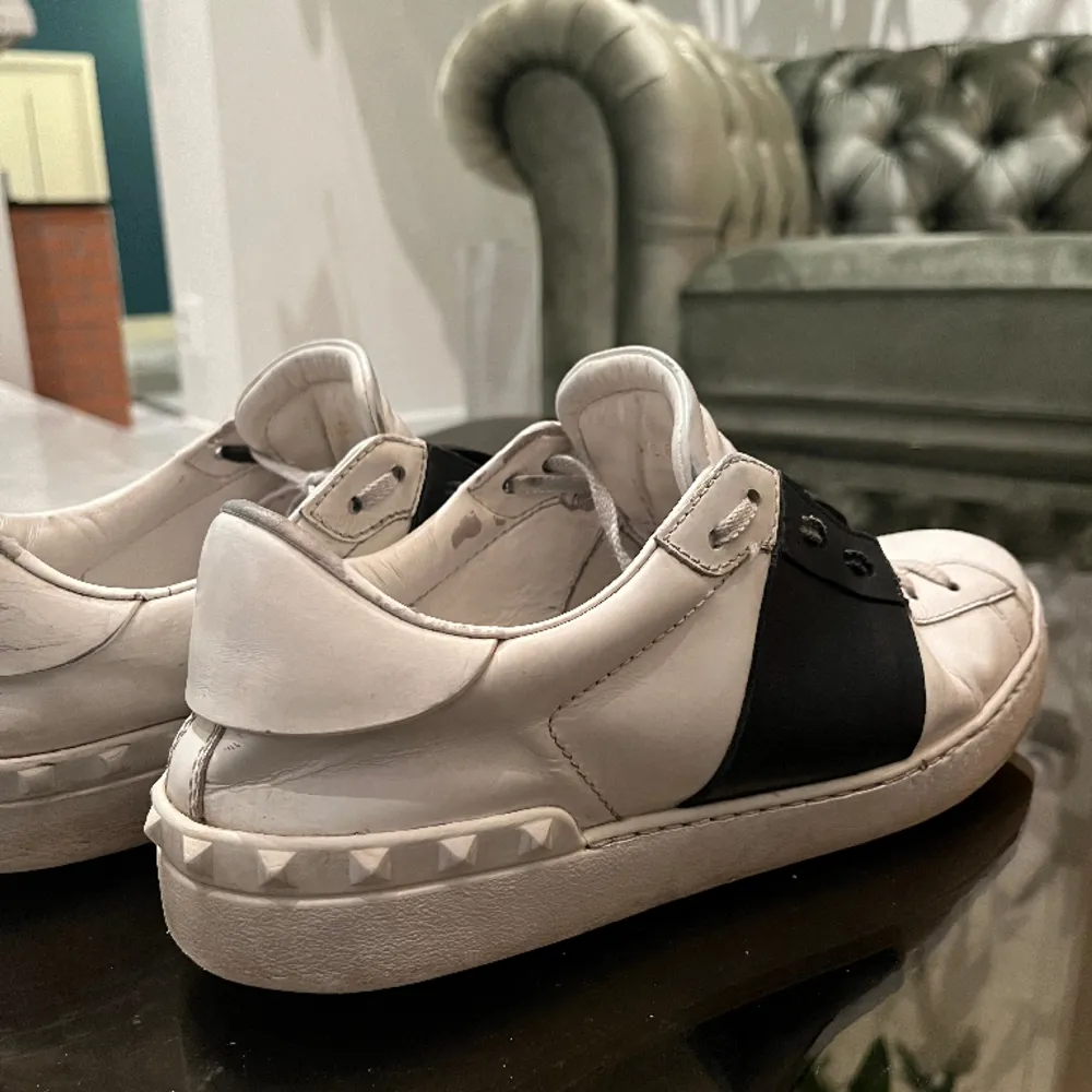 Säljer dessa feta Valentino skor i färgen vit/svart då de inte längre används. Sulan på skorna är delvis omsydd hos skomakare. Skriv vid intresse, priset är diskuterbart. Skor.