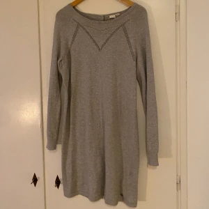Roxy klänning - Grå bomullsklänning från märket Roxy. Köpt för några år sedan och varsamt använd. Är i nyskick!  Storleken är S men den passar även M!
