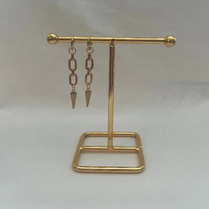 STIL STHLM - Väldigt fina örhängen! Finns i silver och guld.  Köp för 119kr/st Eller 209kr/paret. Modell 130 Smyckes ställningen finns även att köpa för 299kr!