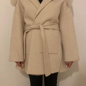 Cashmere Kappa - Cashmere Kappa med äktapäls - LJUSBEIGE  Jag säljer min kappa för att är för stor för mig. Det här storleken passar 36-42
