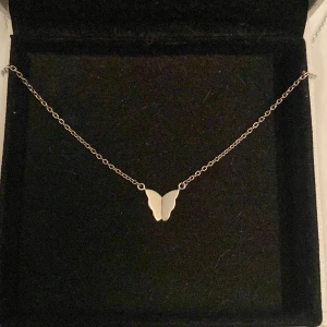 Halsband  - Efva Attling halsband! Nypris 1500, ganska säker på att längden är 45 men finns två hål med ett mellanrum så kan bäras olika!