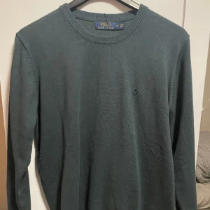 Ralph Lauren Stickad tröja - Helt oanvänd skick 10/10 Storlek S. Nypris 1499kr mitt pris 499kr färg mörkgrön.