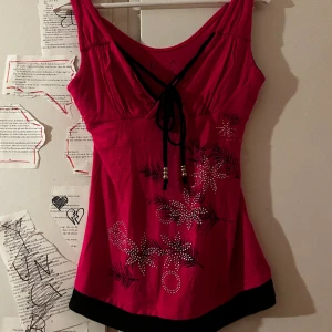 Snygg tröja med rhinestones - Fin tröja andvänd få gånger inga defekter säljer pga att det inte är min stil längre är i storlek M men den passar mig som i vanliga fall har xs, kan skicka bild med plagget på om det finns intresse 