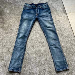 Nudie jeans som endast är använda en gång och därav i nytt skick.  Storlek 33/36.  Finns att hämta i Kålltorp men kan även skickas via post.