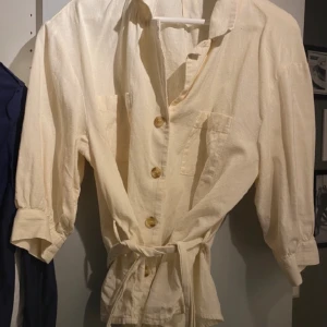 Knyt blus gräddvit - Så fin gräddvit skjort blus som du kan knyta! Perfekt till alla tillfällen Monki